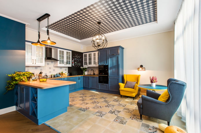 Plafond tendu avec lustre dans la cuisine