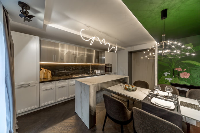 Plafond tendu avec éclairage zonal dans la cuisine