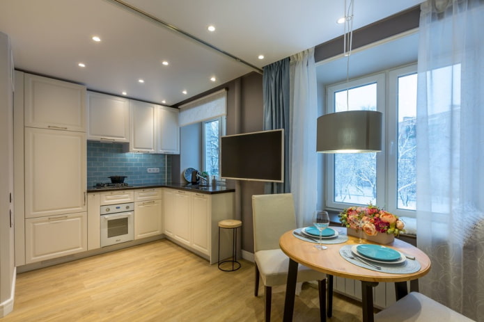 Spots sur un plafond tendu dans la cuisine