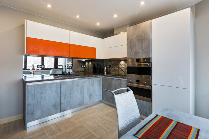 Spots sur un plafond tendu dans la cuisine