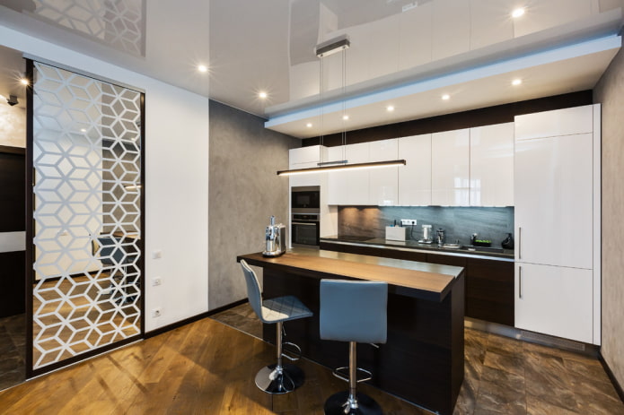 Plafond tendu avec éclairage zonal dans la cuisine