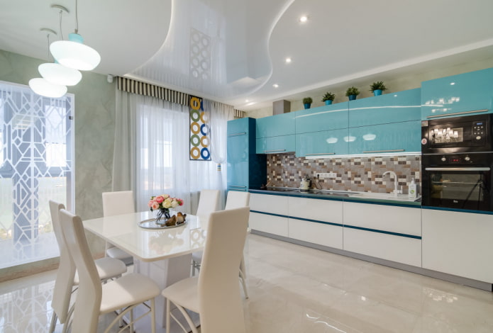 Plafond tendu avec éclairage zonal dans la cuisine