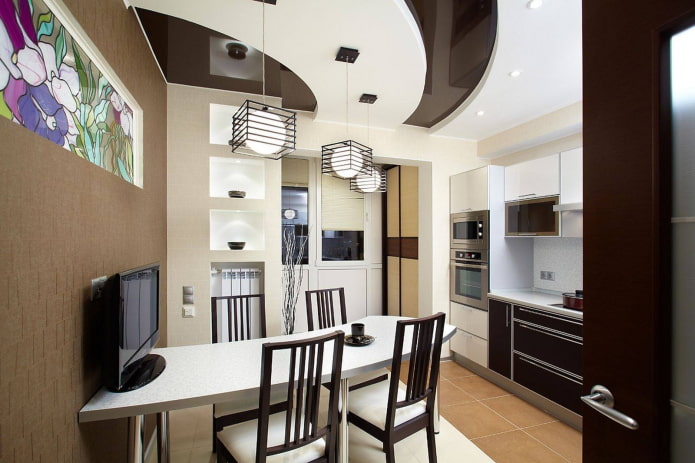 Éclairage d'un plafond tendu à l'intérieur d'une petite cuisine