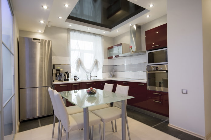 Éclairage d'un plafond tendu à l'intérieur d'une petite cuisine