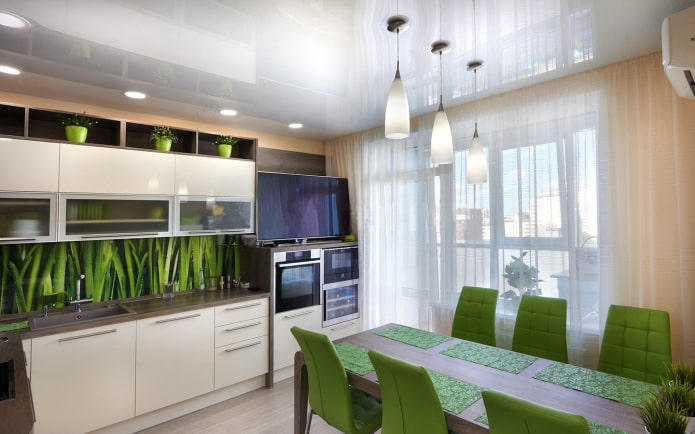 Éclairage d'un plafond tendu à l'intérieur d'une petite cuisine