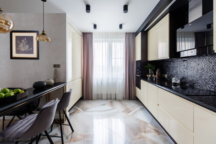 Plafond tendu avec spots dans la cuisine