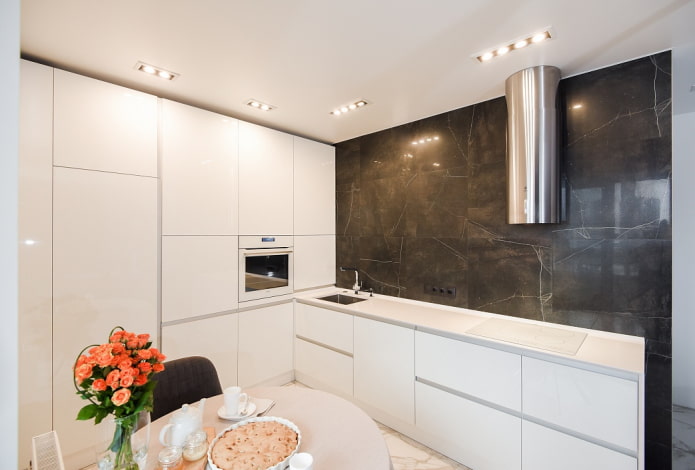 éclairage d'un plafond tendu à l'intérieur d'une petite cuisine