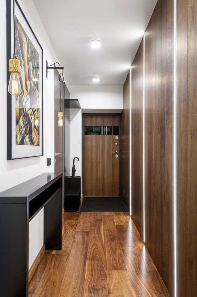 Éclairage intérieur d'un long couloir
