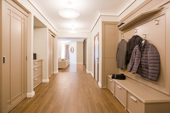 Éclairage principal à l'intérieur du couloir