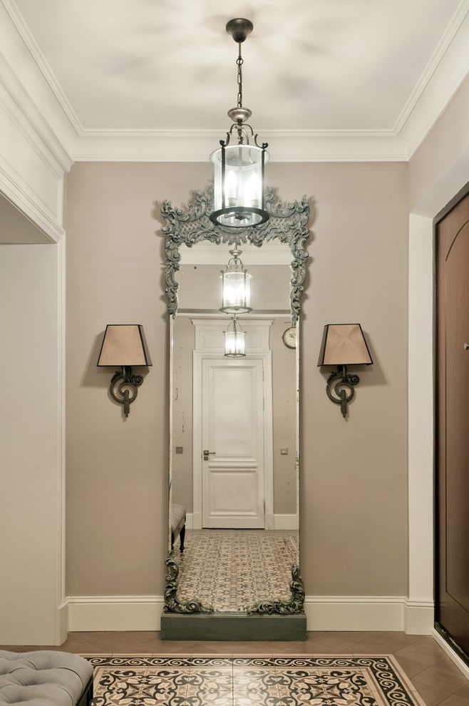 Éclairage principal à l'intérieur du couloir