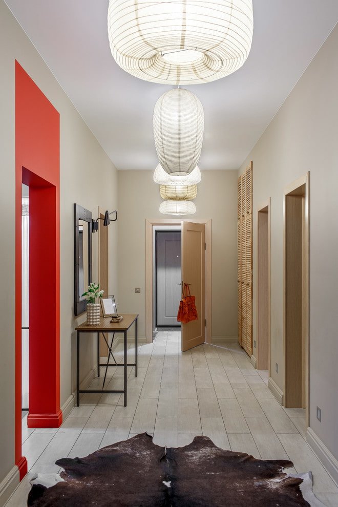 Éclairage principal à l'intérieur du couloir