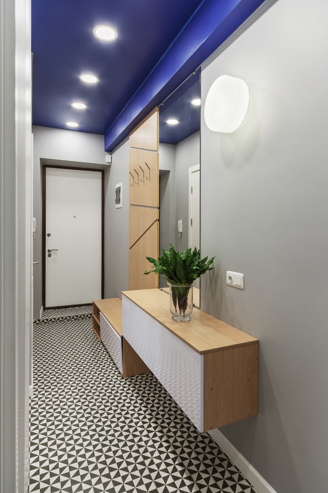 Éclairage à l'intérieur d'un long couloir