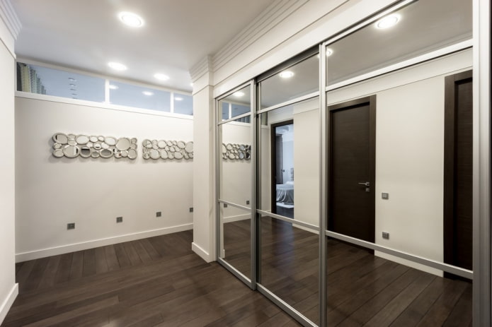 Éclairage intérieur d'un couloir en L