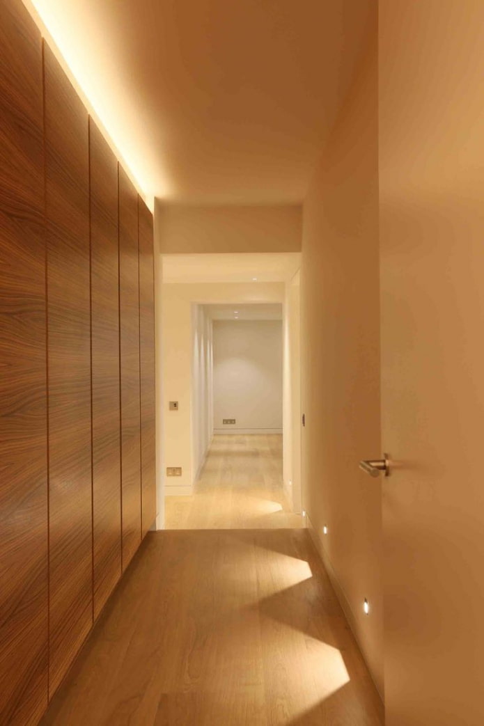 Éclairage décoratif à l'intérieur du couloir