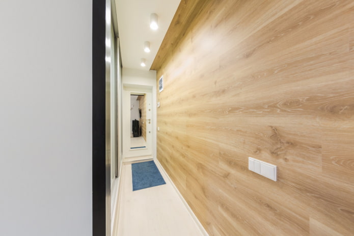 Éclairage intérieur d'un long couloir
