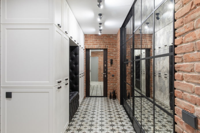 Éclairage principal à l'intérieur du couloir