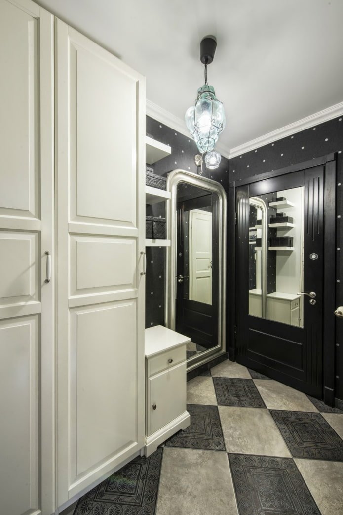 Éclairage à l'intérieur d'un petit couloir