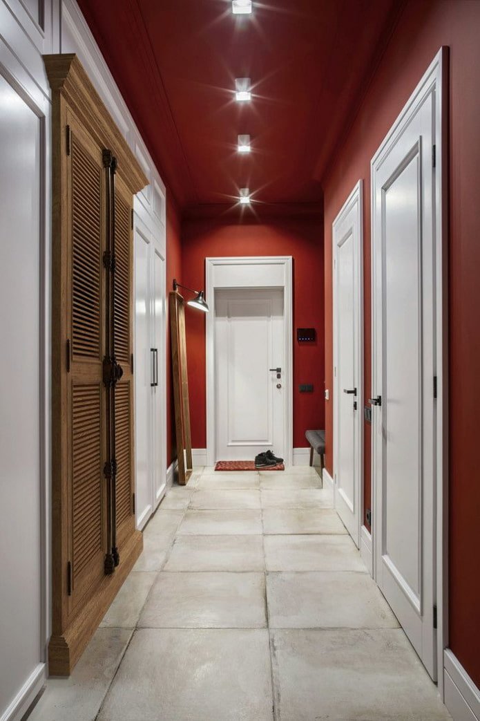 Éclairage à l'intérieur d'un long couloir