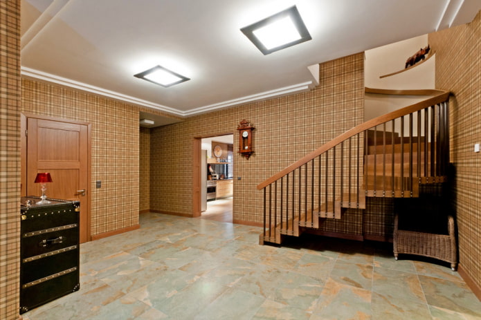 Éclairage dans le couloir à l'intérieur de la maison