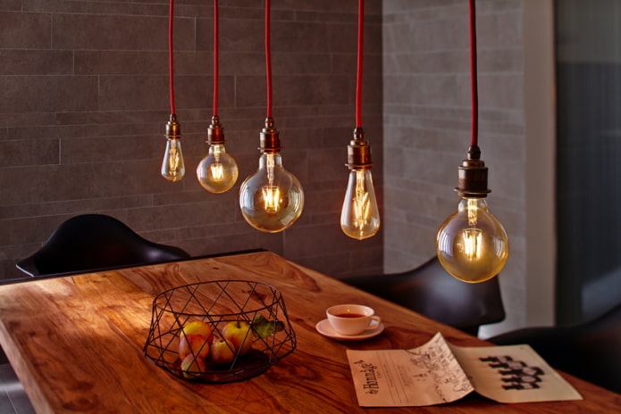 Lampes Edison au-dessus de la table