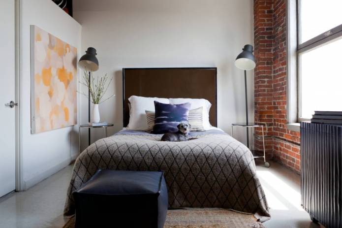 Lampadaires dans une chambre de style loft