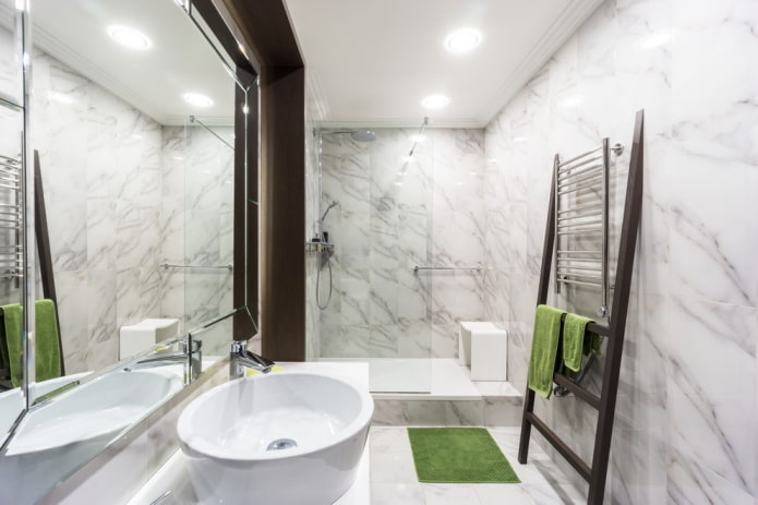 éclairage principal dans la salle de bain