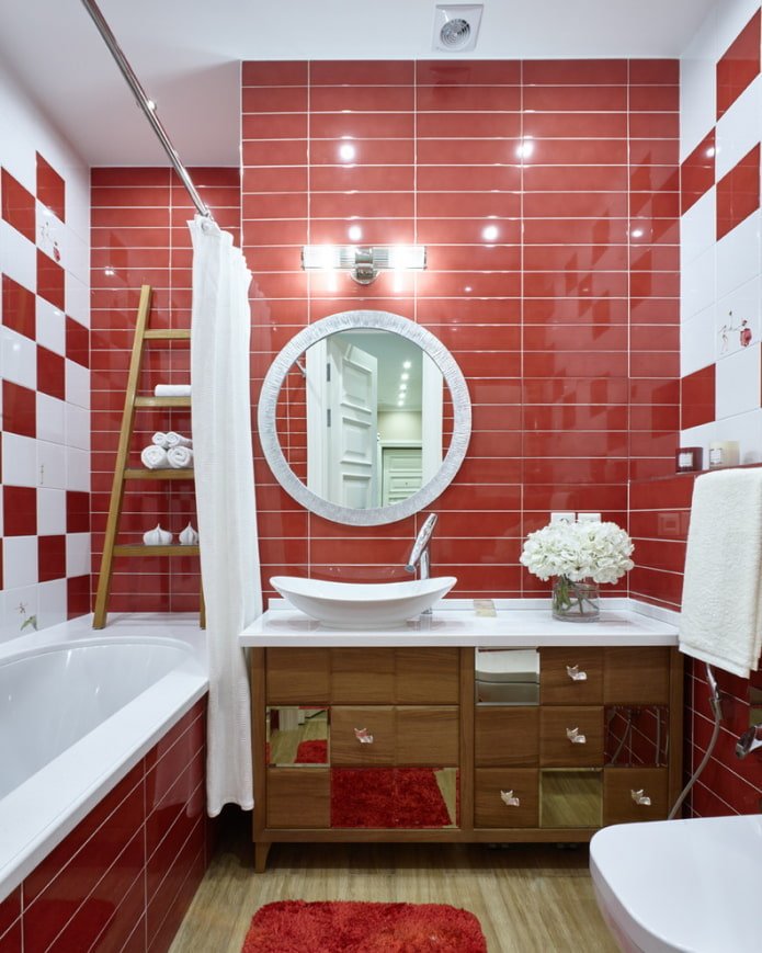 Éclairage à l'intérieur d'une petite salle de bain
