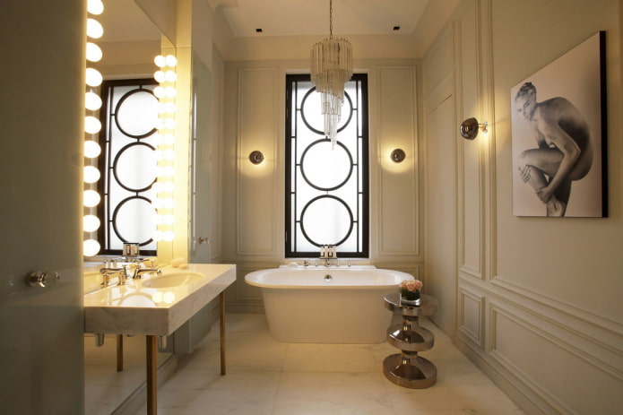 éclairage décoratif dans l'intérieur de la salle de bain