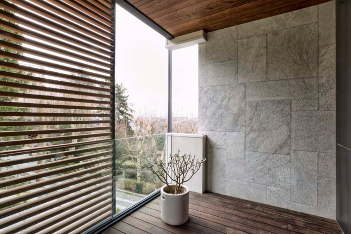 Carrelage en porcelaine sur la loggia