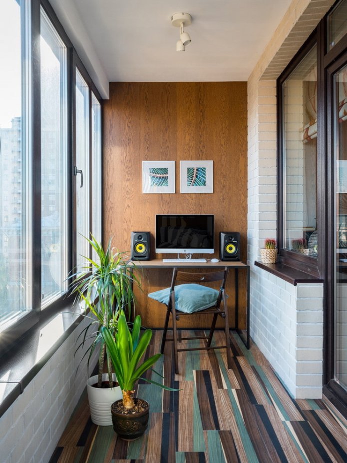 bureau d'ordinateur sur le balcon