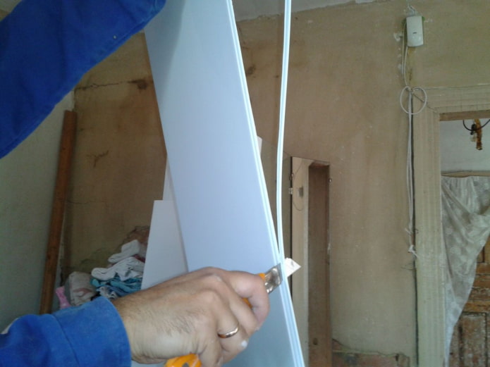 découpe du joint de verrouillage en PVC