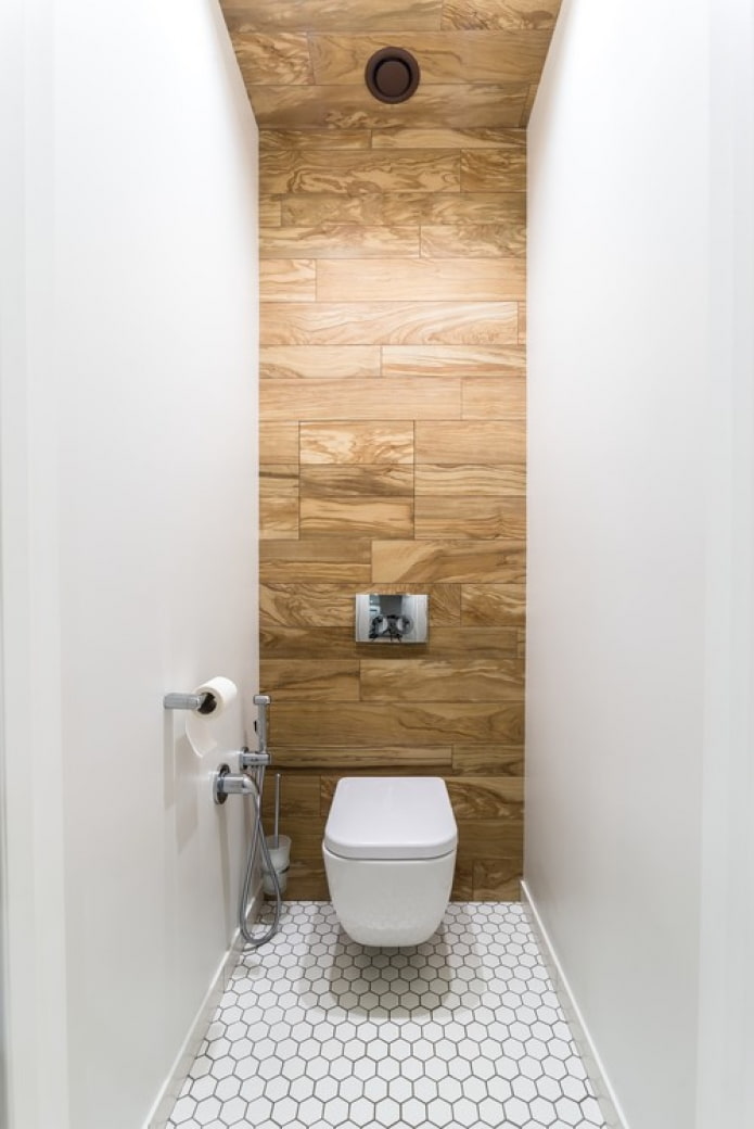 Bois sur le mur dans les toilettes