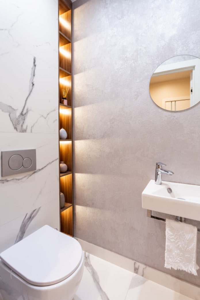 étagères dans une niche des toilettes