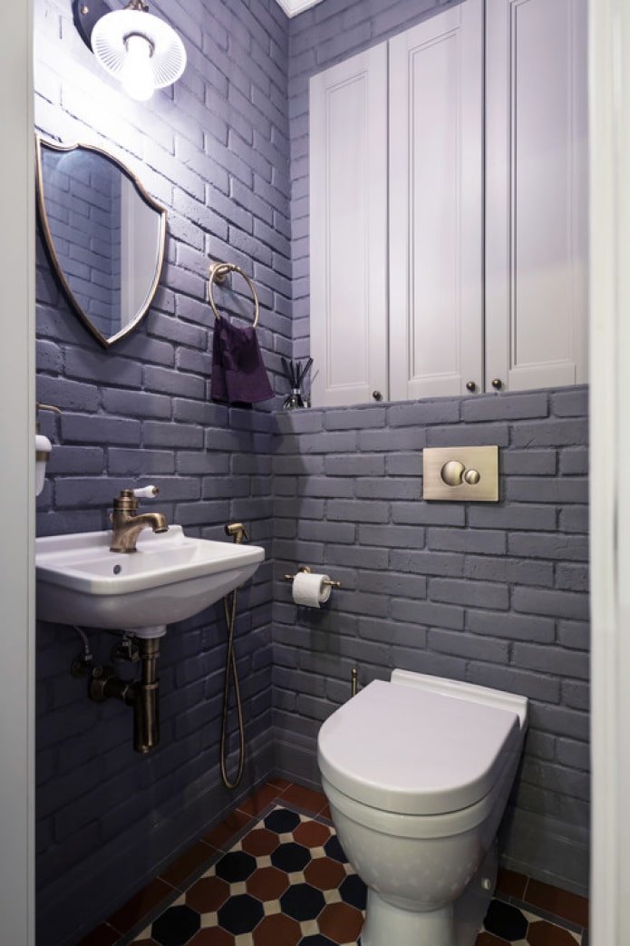 briques peintes dans les toilettes