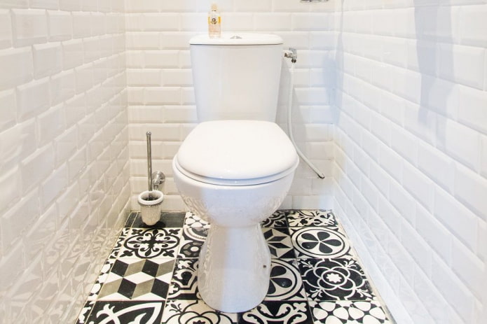 sol clair dans les toilettes