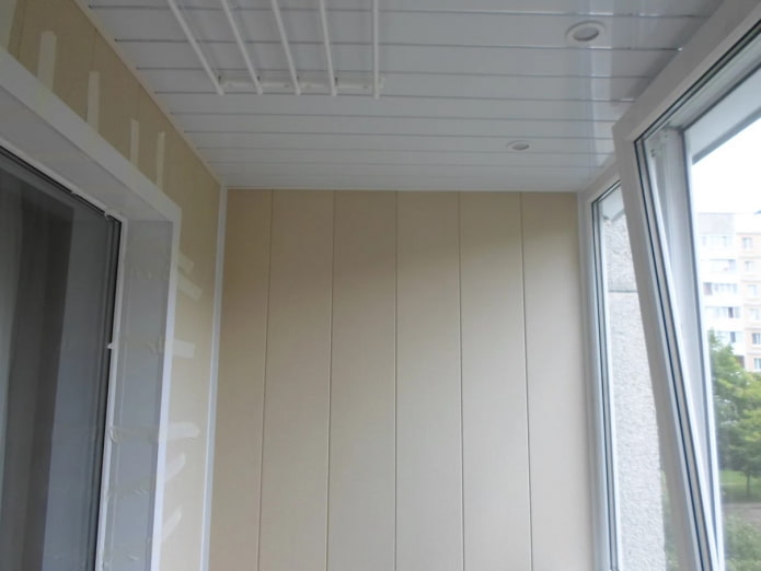 décoration d'angle lors de travaux avec des panneaux en PVC