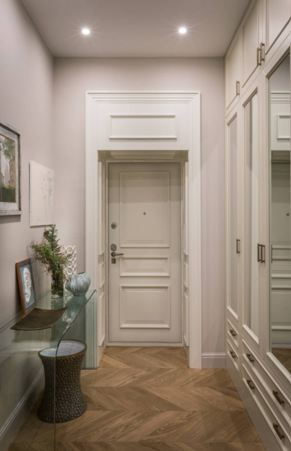 décoration de la porte d'entrée avec des panneaux MDF avec moulures