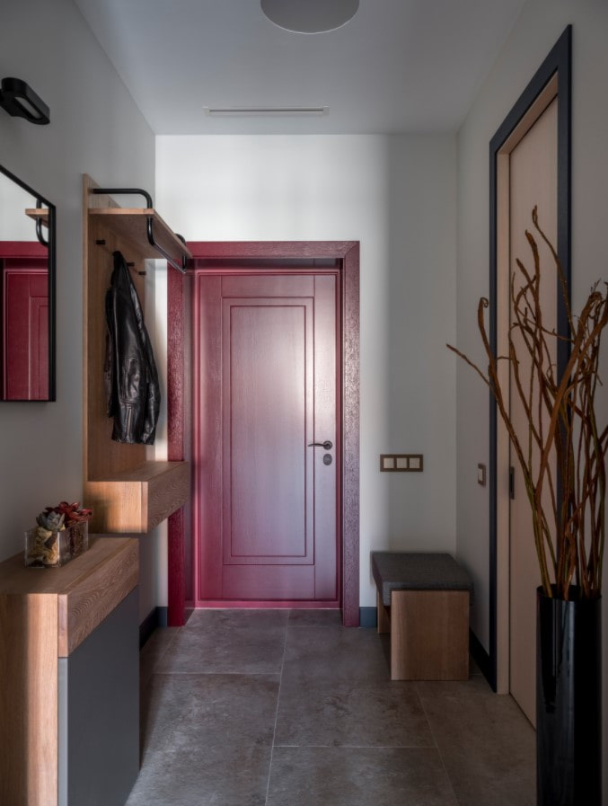 couloir avec une porte rouge