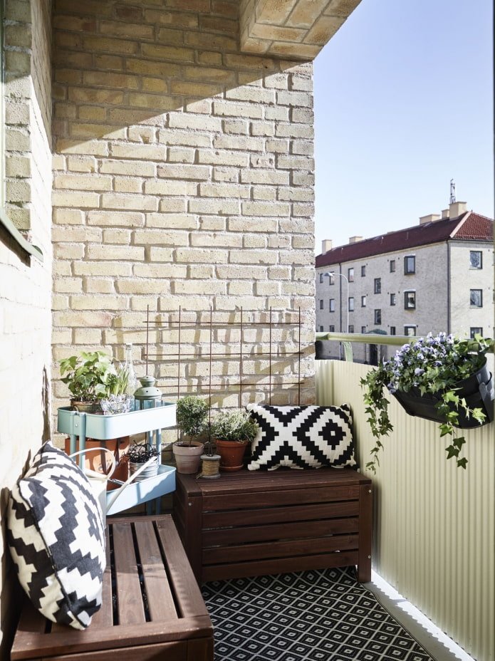 balcon ouvert dans une maison en briques