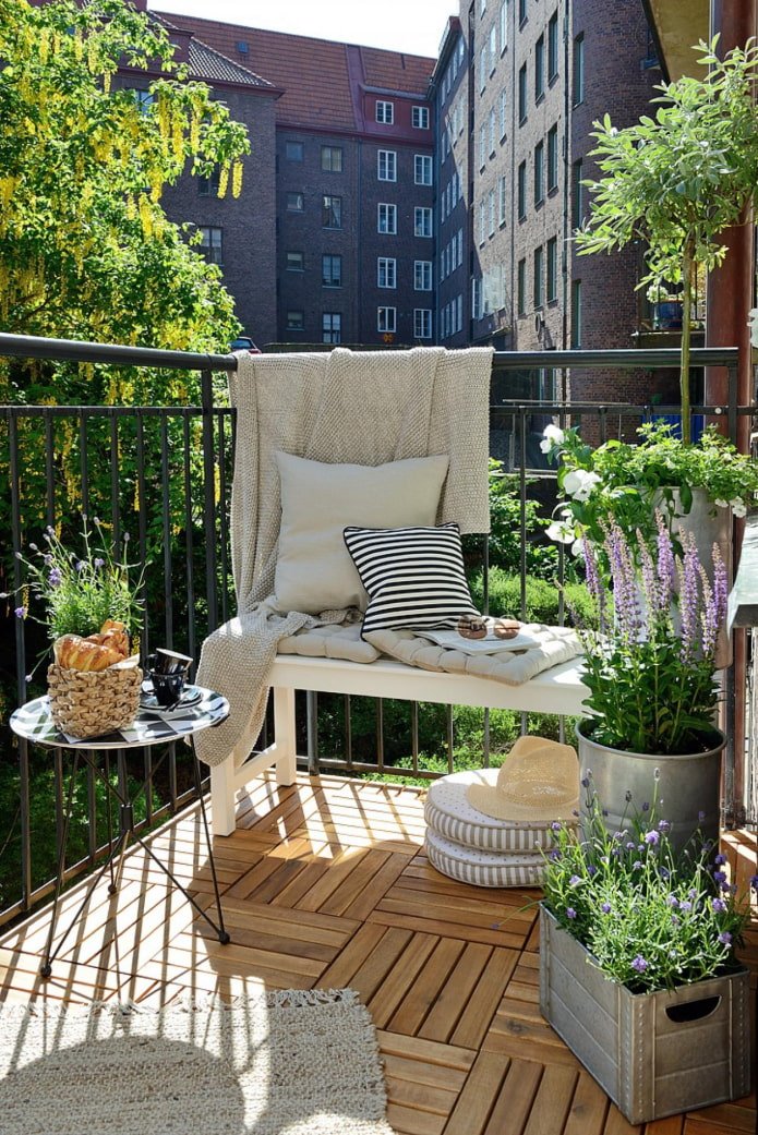 Carrelage en bois sur le balcon