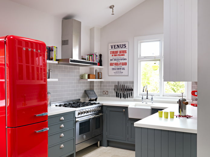 Réfrigérateur rouge dans la cuisine