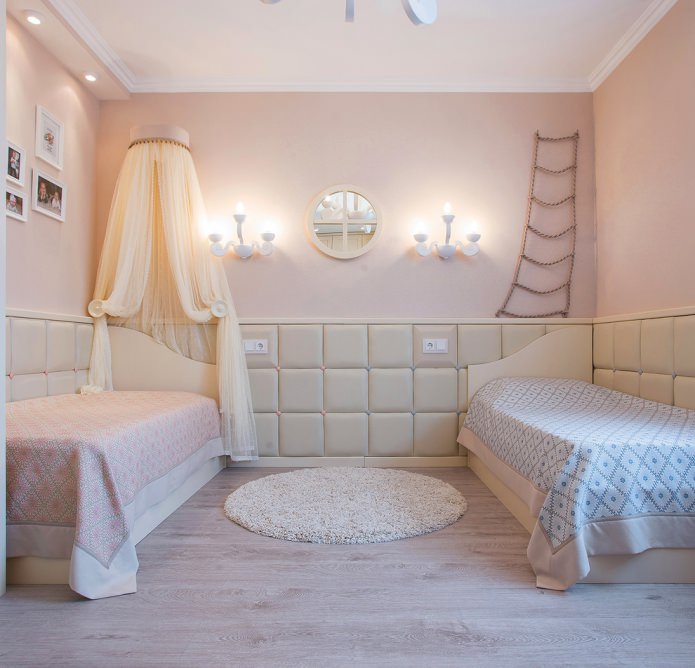 panneaux souples et peinture dans la chambre de bébé