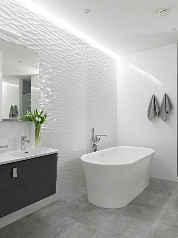 Panneaux blancs en relief dans la salle de bains