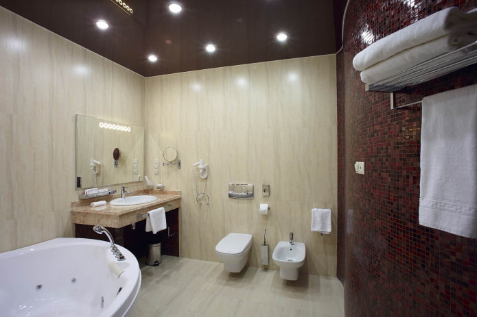 Panneaux en PVC dans la salle de bain