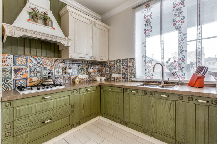Panneau dans l'intérieur de la cuisine de style provençal