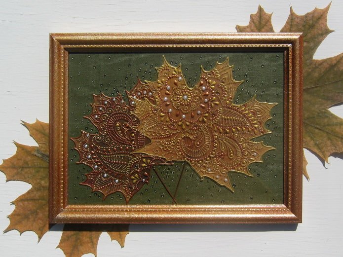panneau de feuilles sur le mur à l'intérieur