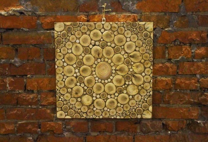 panneau de découpe de bois sur le mur