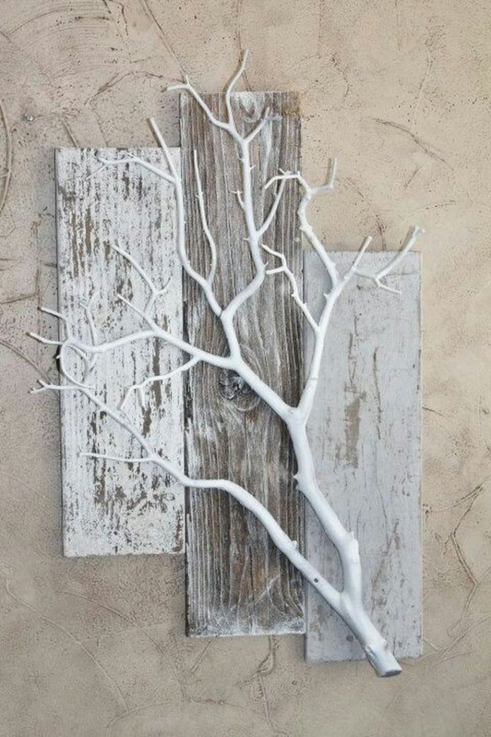 Panneau de branches d'arbre sur le mur à l'intérieur