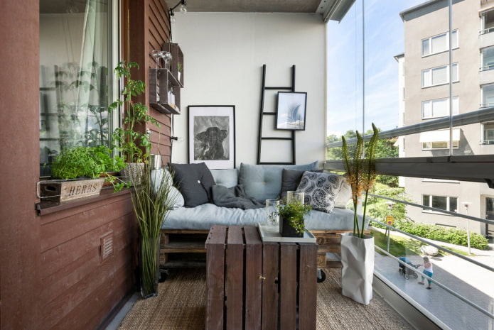 Meubles en palettes sur le balcon