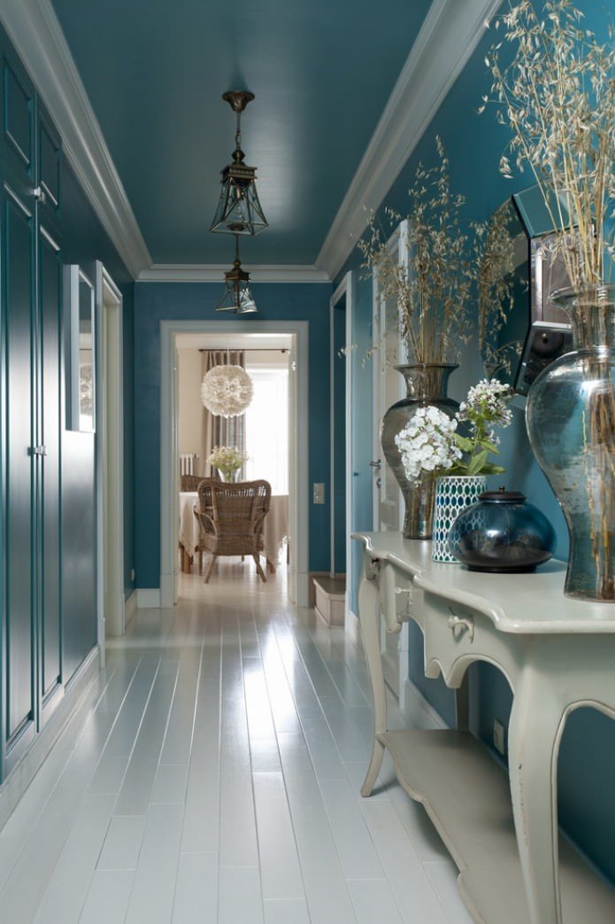 Parquet blanc dans le couloir